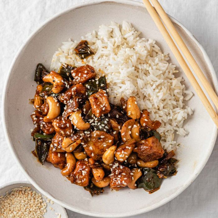 Chicken and Cashew Nut (Served on Rice) 
