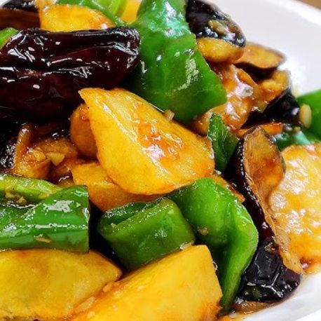 Braised Aubergine With Green Pepper & Potato (V) 地三鲜